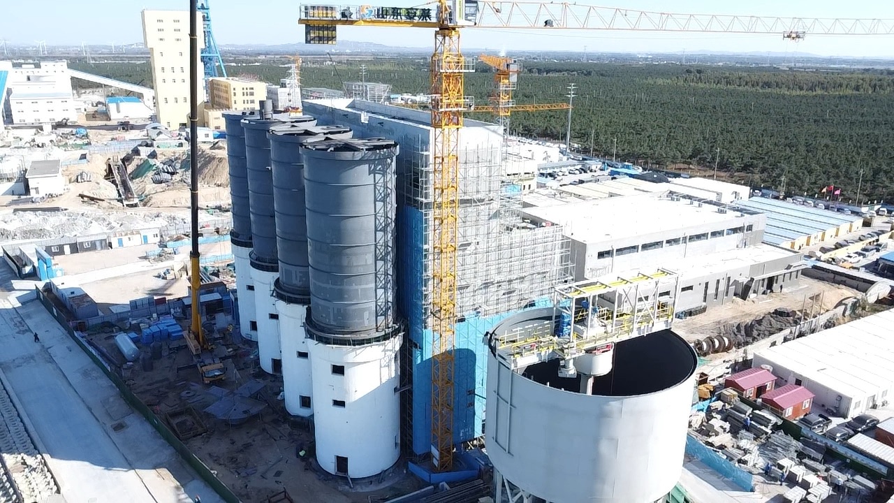 莱州瑞海充填搅拌站项目浓密机及1# - 4#尾砂仓吊装工作顺利完成.jpg