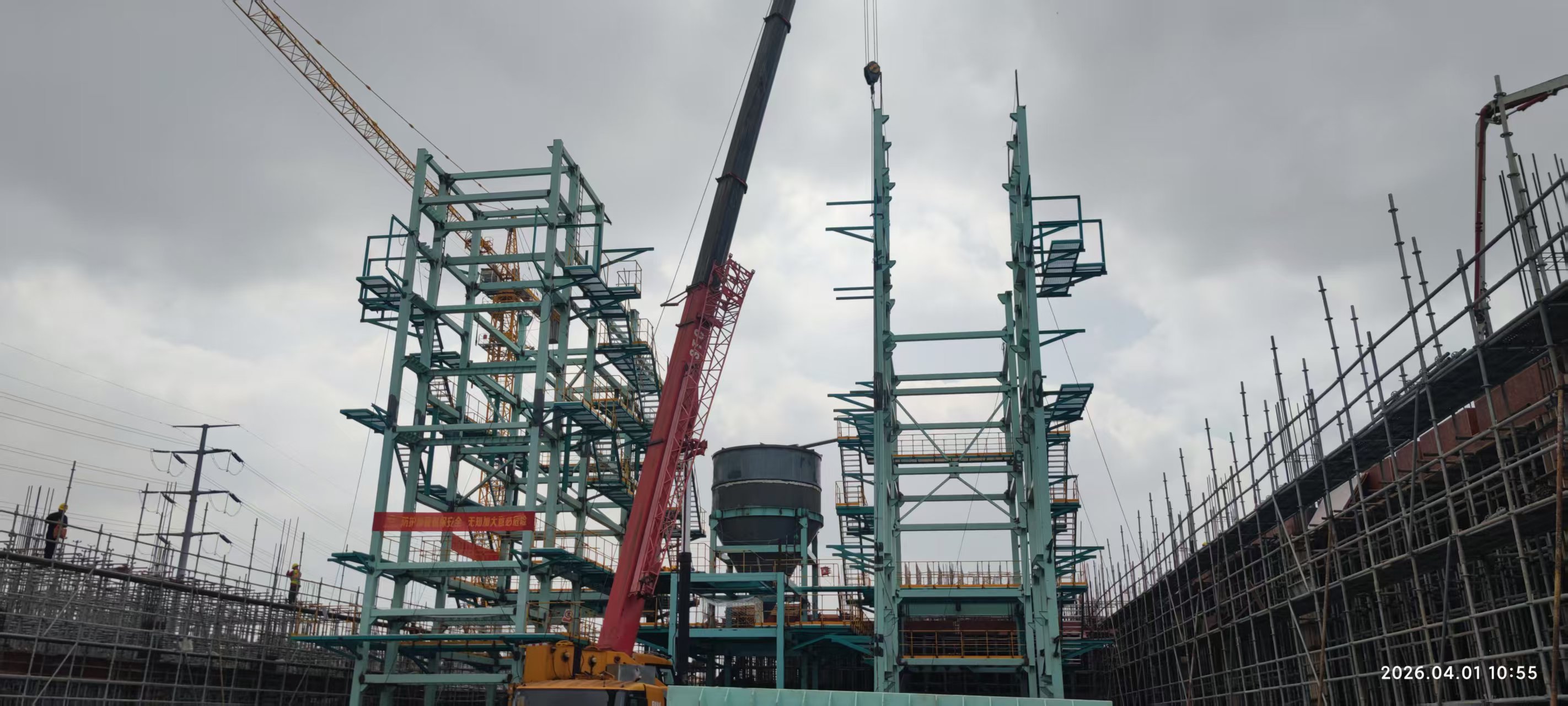 吴江污泥无害化处置项目2#锅炉钢架及渣仓本体吊装.jpg